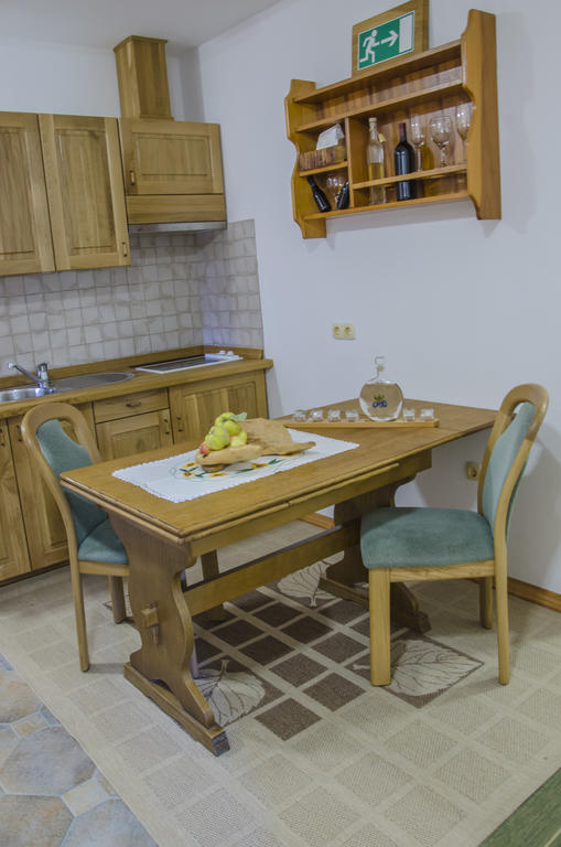 Miskar Rooms Cerknica Exterior photo